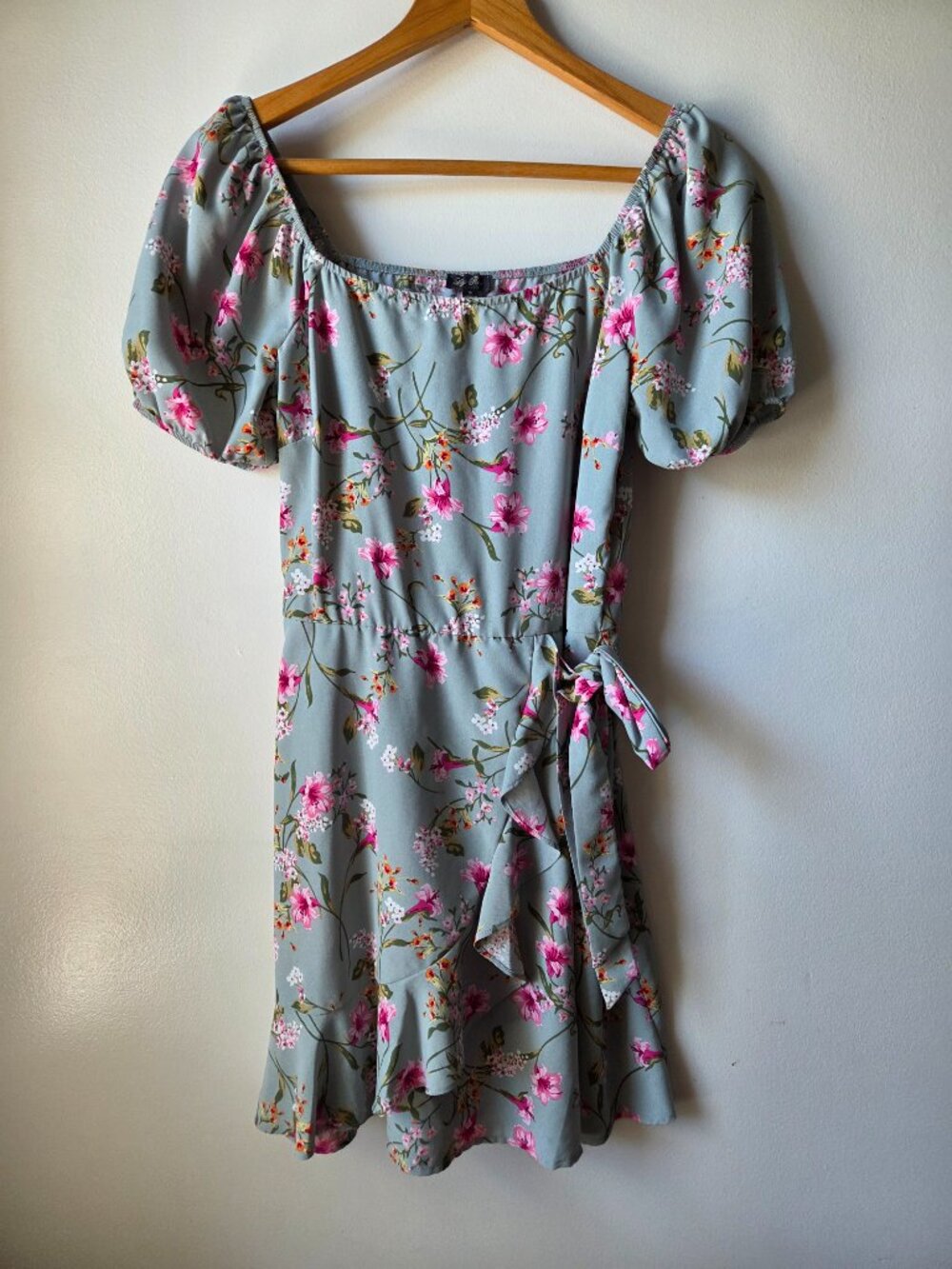 EUC LIKE NEW LILY ROSE FLORAL RUFFLED WRAP STYLE SHORT DRESS SIZE SMALL